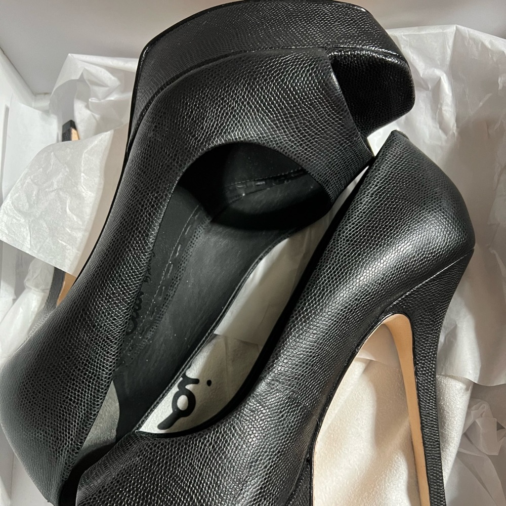 Alice + Olivia Black Peep-Toe Platform Pumps